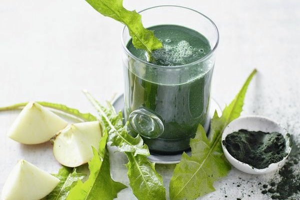 Smoothie with dandelion, apple, garlic, ginger and onion to cleanse the liver