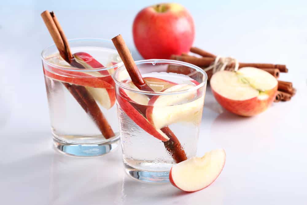 Detoxification of the body with water apple cinnamon